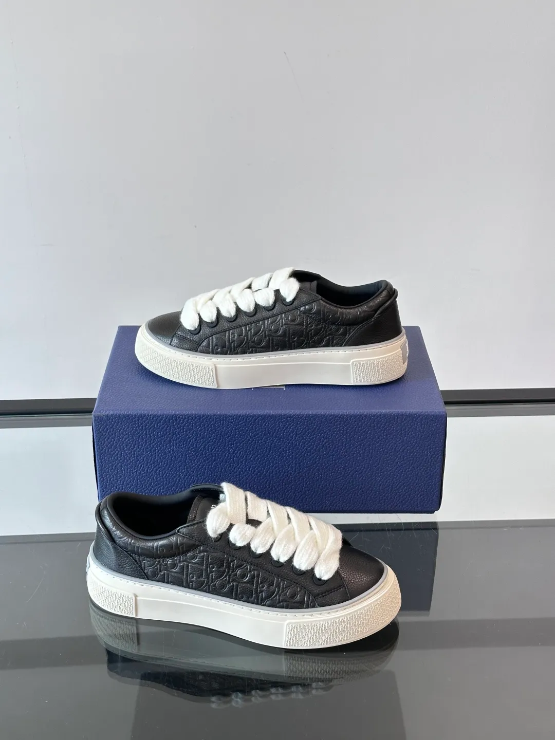 Men's men's shoes 💰p420 "Dio～r" 🆕This B33 sneaker is a new interpretation of the classic tennis shoe, with a fashionable silhouette that highlights a heavy texture. Crafted from cow leather with Oblique print, it's unique with a padded tongue embellished with the Dior signature, wide mohair laces and tonal brass eyelets with a matte finish. Rubber sole with Oblique print effect, enhanced by a contrasting Dior 30 Avenue Montaigne signature on the rear. It adds a stylish touch to a casual look.  Size: 38-44 (45 customized)